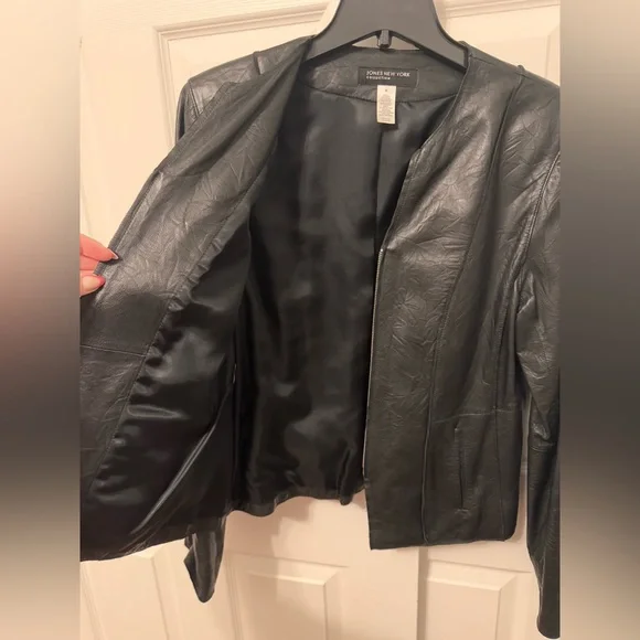 Vintage Jones New York 100% Leather Jacket - Picture 6 of 9